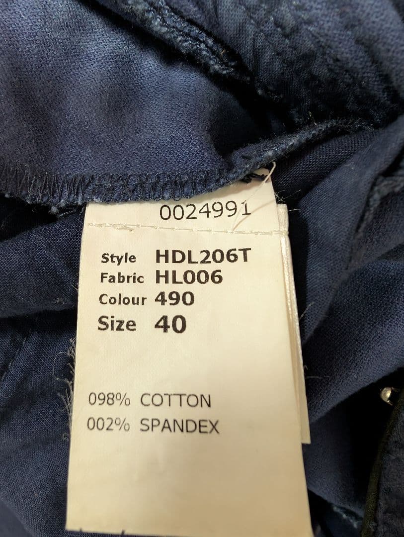 フセイン・チャラヤン　紺色のパンツ