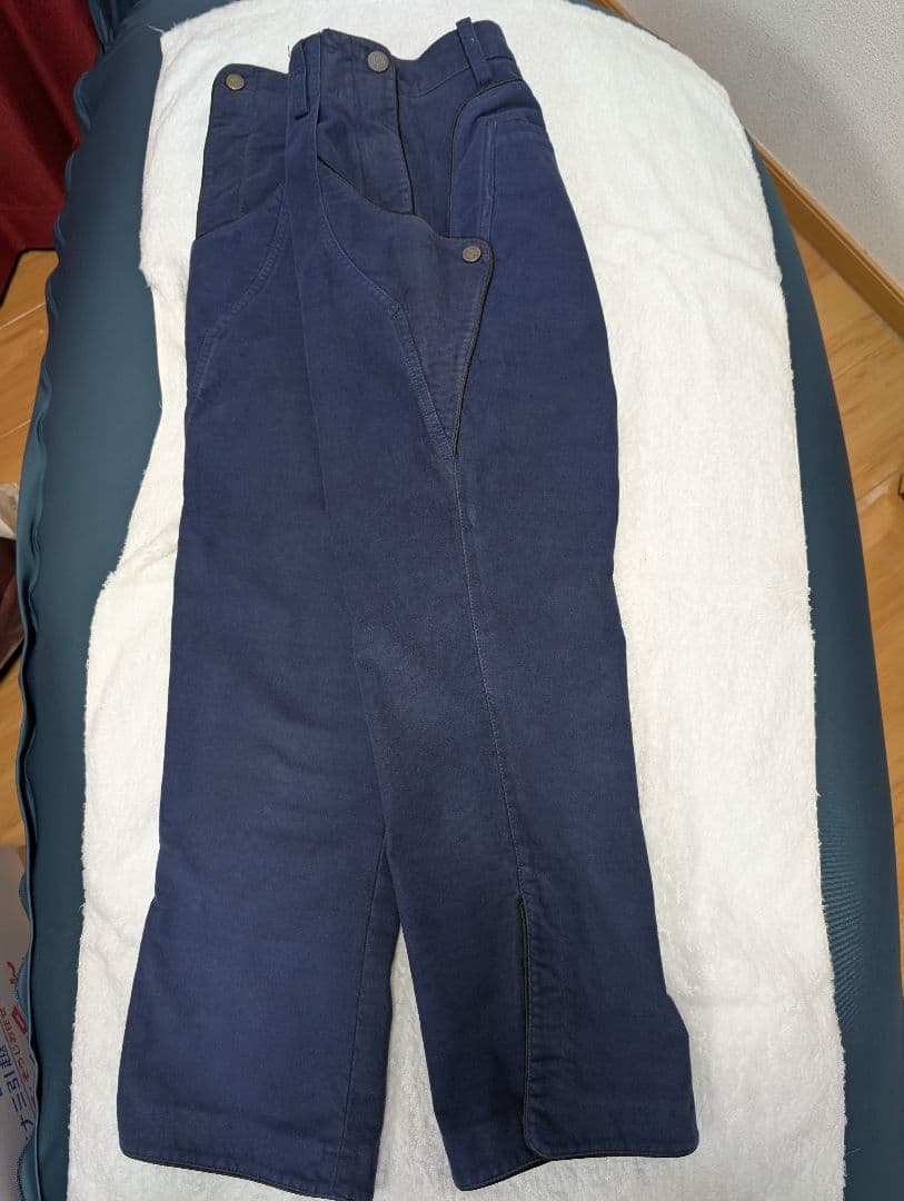 フセイン・チャラヤン　紺色のパンツ