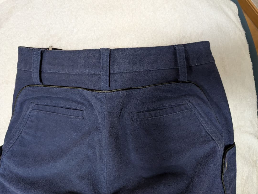 フセイン・チャラヤン　紺色のパンツ