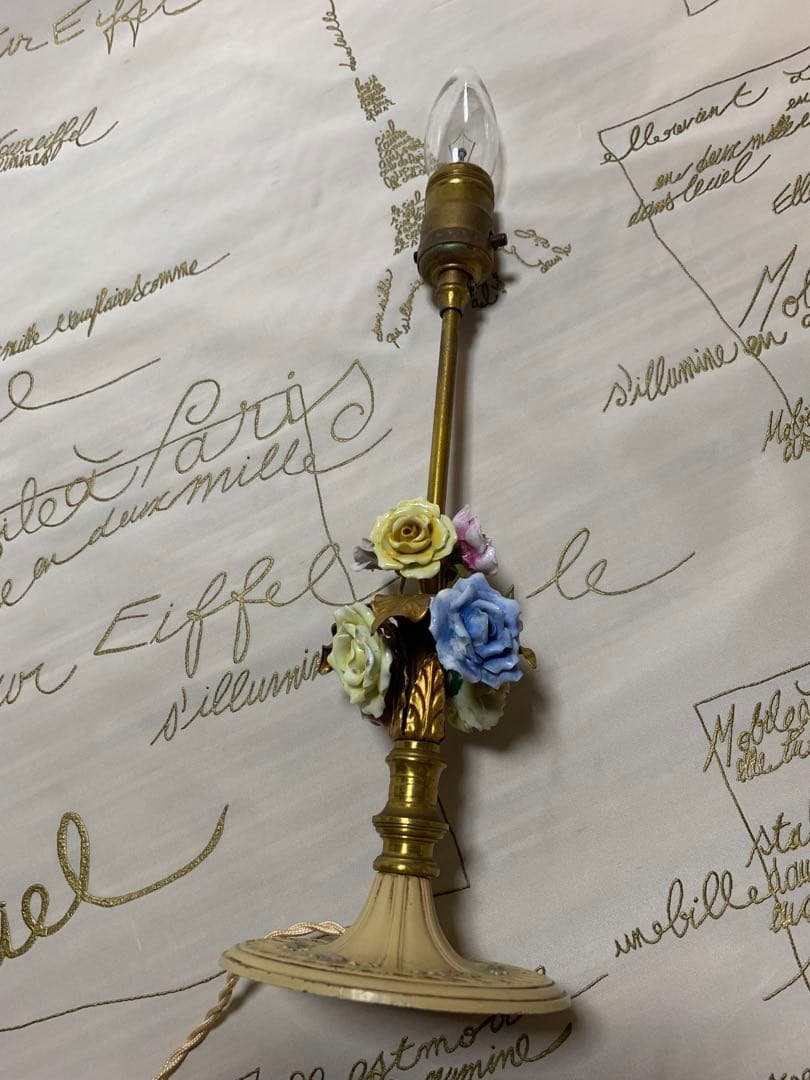 フランスアンティーク　高さ42㎝の陶器の薔薇付きシェードが可愛いスリムなランプ！