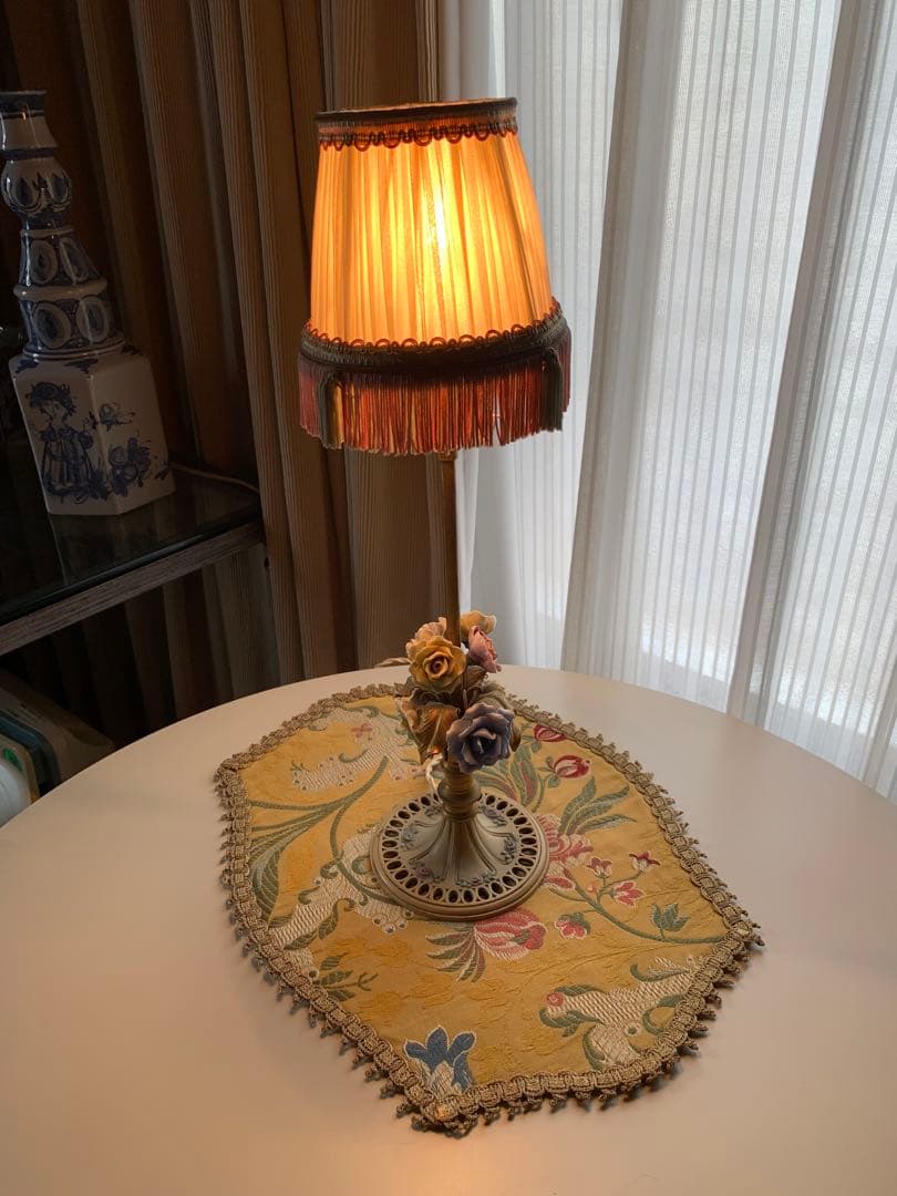 フランスアンティーク　高さ42㎝の陶器の薔薇付きシェードが可愛いスリムなランプ！