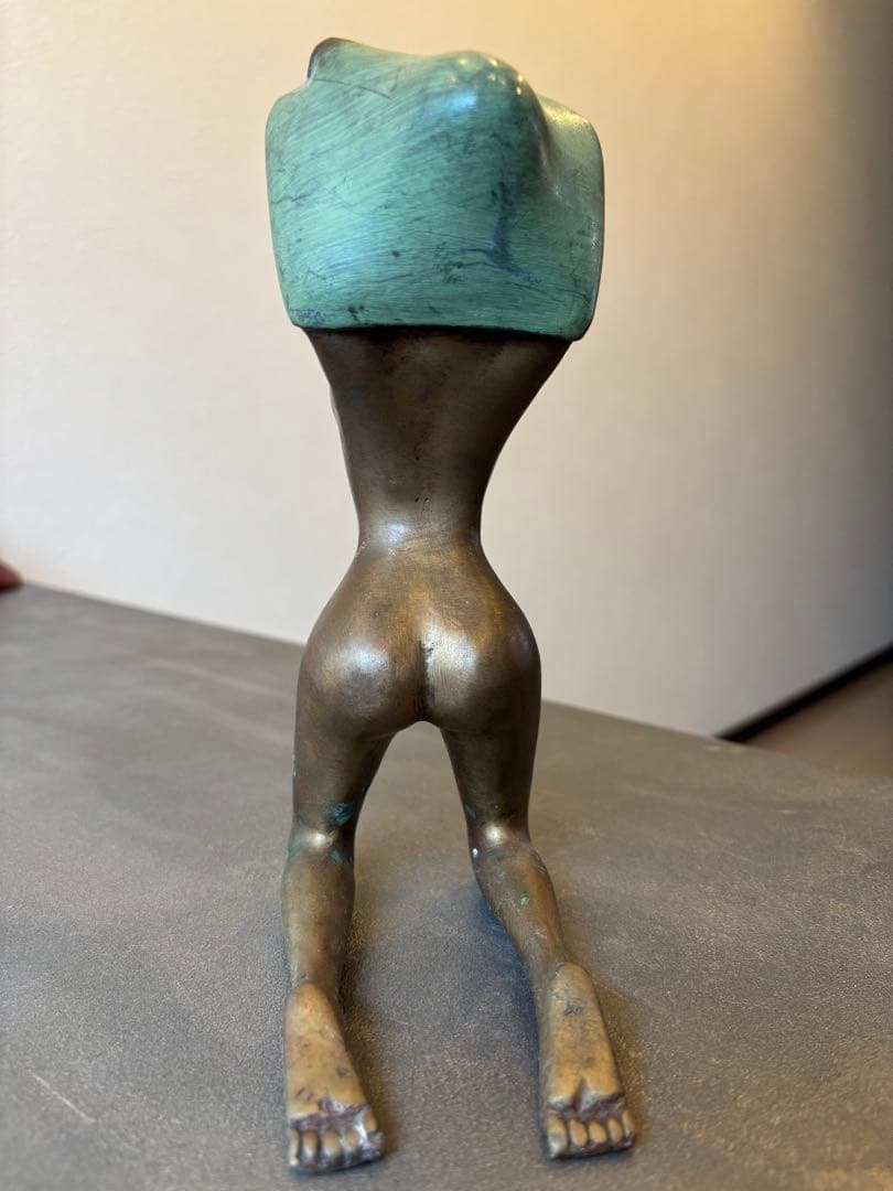 ブロンズ彫刻像 服を脱ぐ女性 青銅製