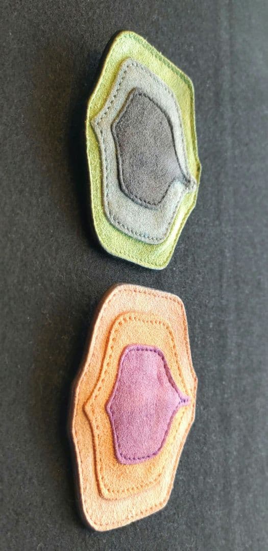 MIUMIU◇8cm レザーブローチ　ミュウミュウ　２つセット　大きめ