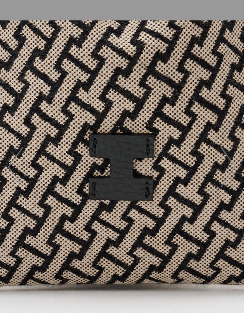 新品) IACUCCI イアクッチ モノグラム巾着ポーチ 未使用新品 - メルカリ