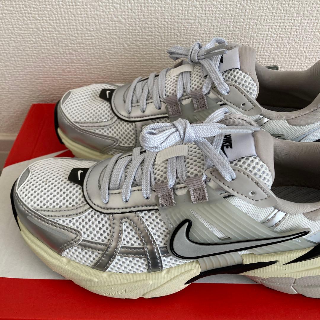 【ほぼ新品】23.5cm Nike WMNS V2K Run グレー スニーカー