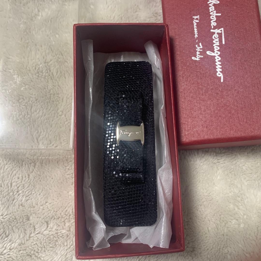 《美品》Salvatore Ferragamoフェラガモヘアバレッタ黒グリッター