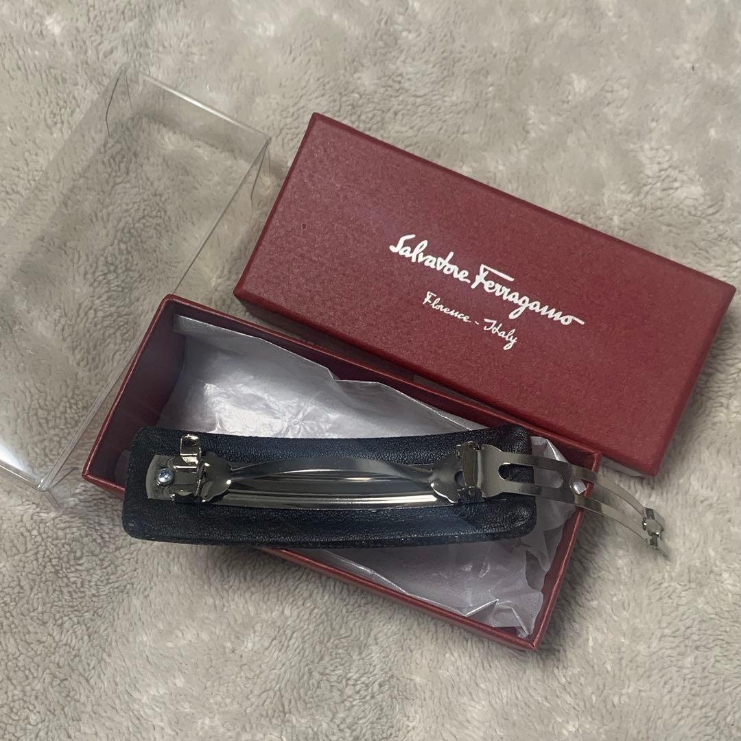 《美品》Salvatore Ferragamoフェラガモヘアバレッタ黒グリッター