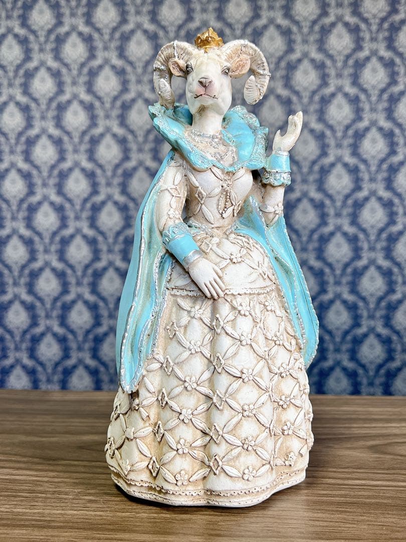 ドレスを着たヤギのオブジェ　置物　インテリア　樹脂　山羊