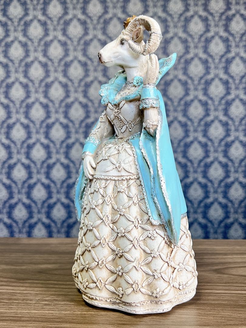 ドレスを着たヤギのオブジェ　置物　インテリア　樹脂　山羊