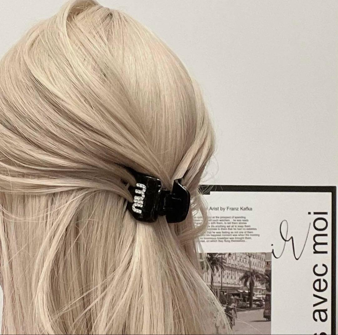 美品】miumiu ミュウミュウ ロゴ ヘアクリップ 黒(小) - メルカリ