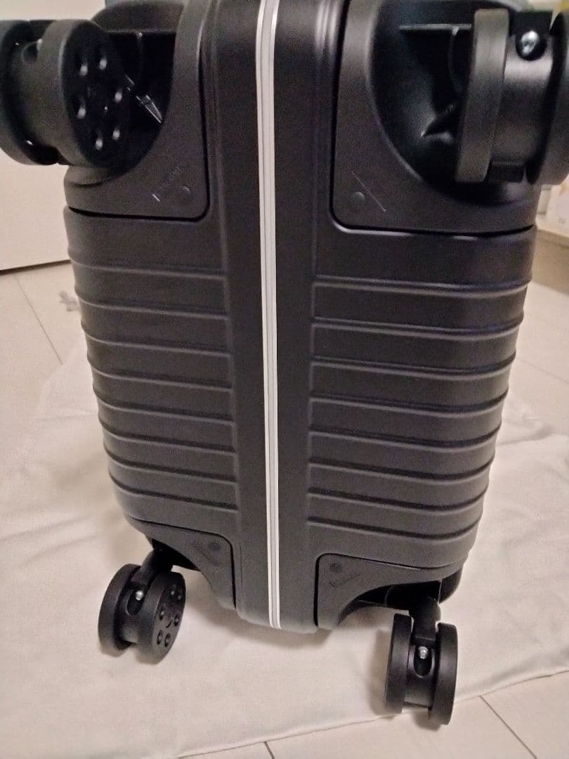 【新品未使用】リモワ ハイブリッド チェックイン M ブラック　黒