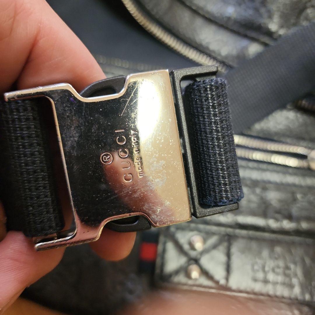 黒 レザー ボディバッグ ロゴ入り