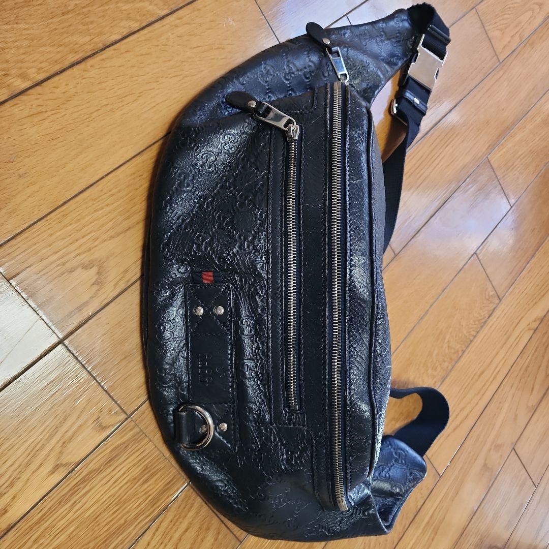 黒 レザー ボディバッグ ロゴ入り