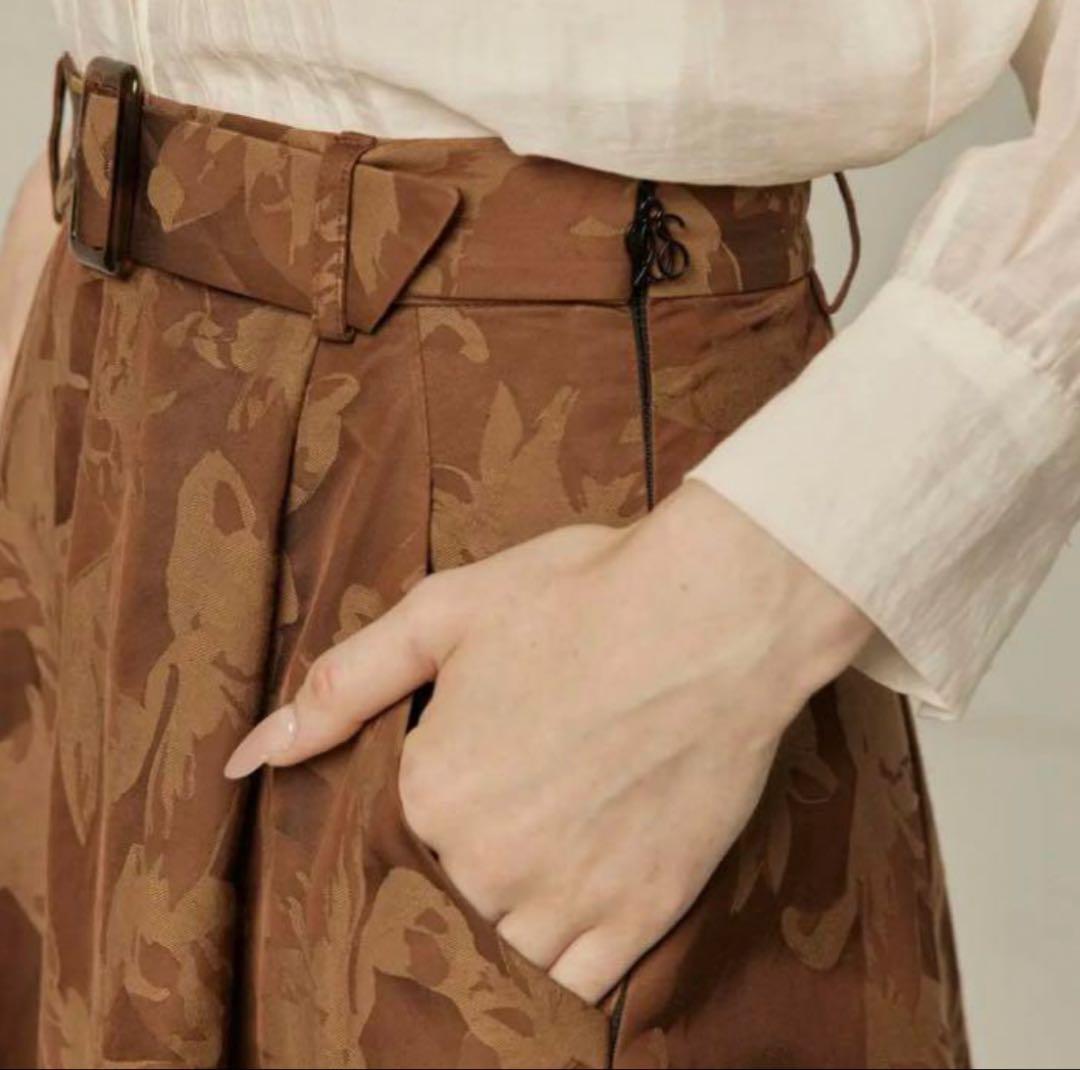 《彼女が犯人だと疑っている》ジャケット　スカート　セットアップ　TNEWTIES