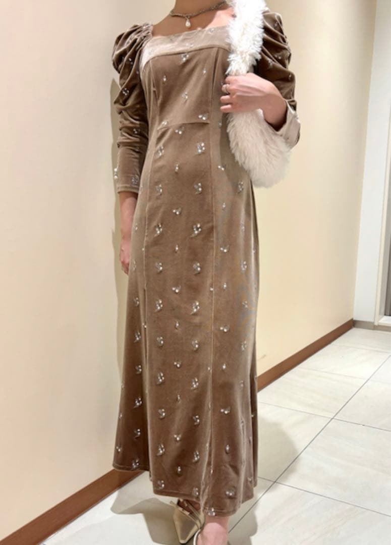 LILY BROWN フラワーエンブロイダリースクエアネックベロアワンピース