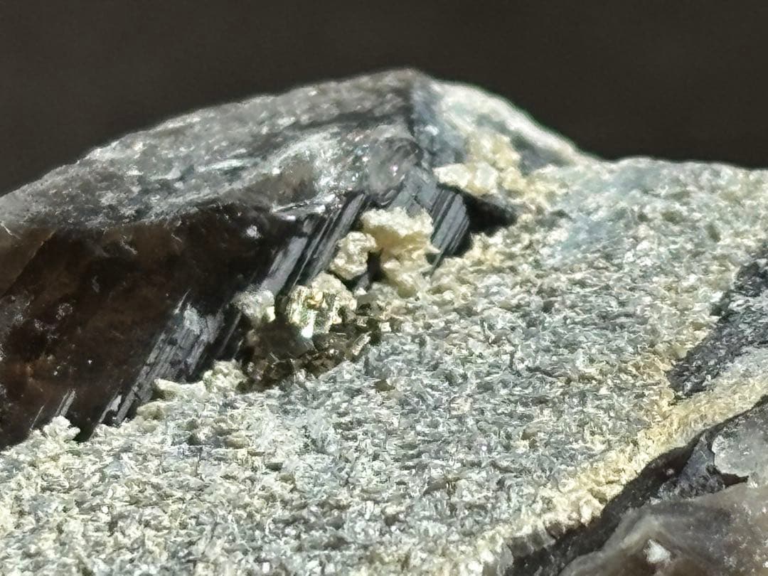 《スノーキャップモリオン原石＊パイライト共生》