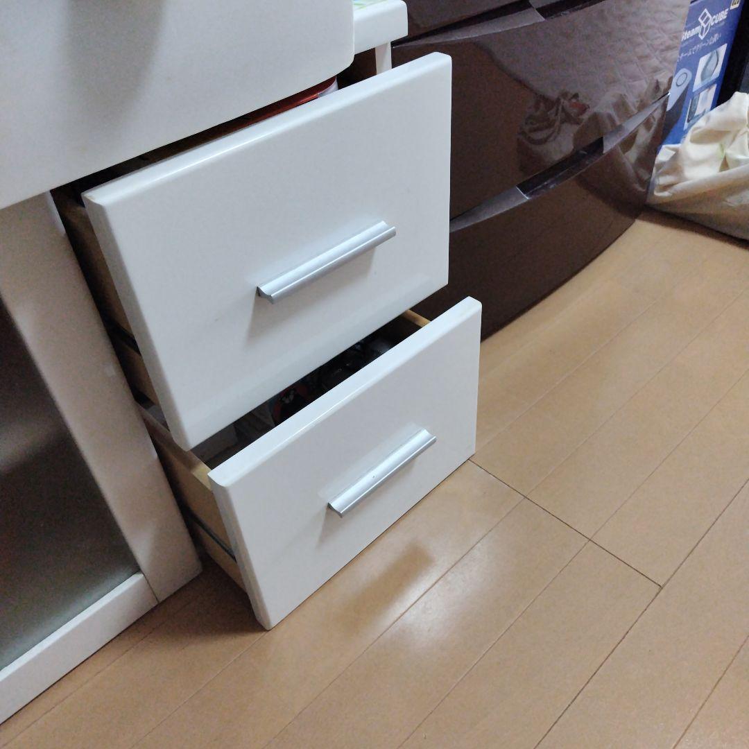 タイムセール　ホワイトキャビネット ガラス扉付き　テレビ台にも