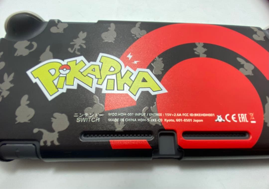 Nintendo Switch Lite Pikachuデザイン
