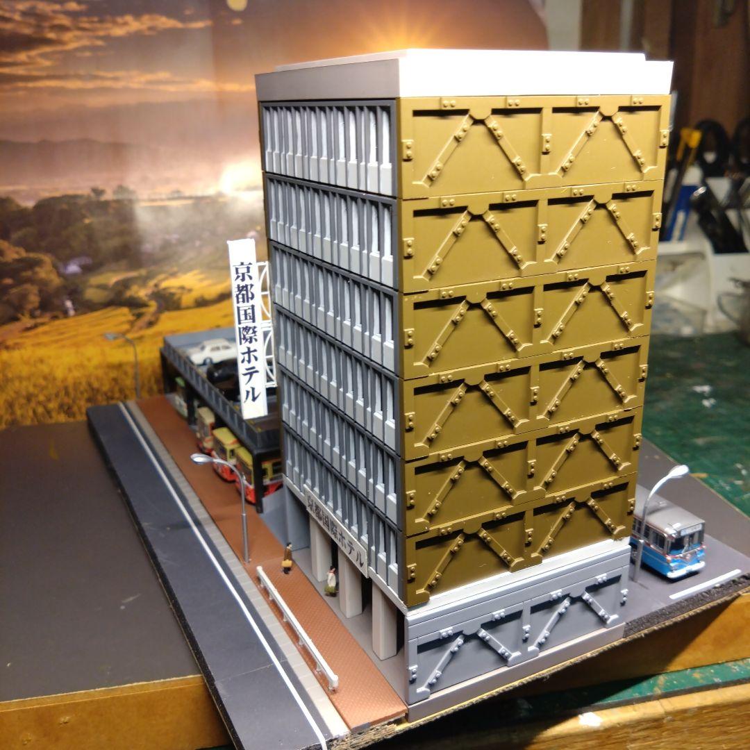 Nゲージ ホテルとバス用立体駐車場のミニジオラマ - メルカリ