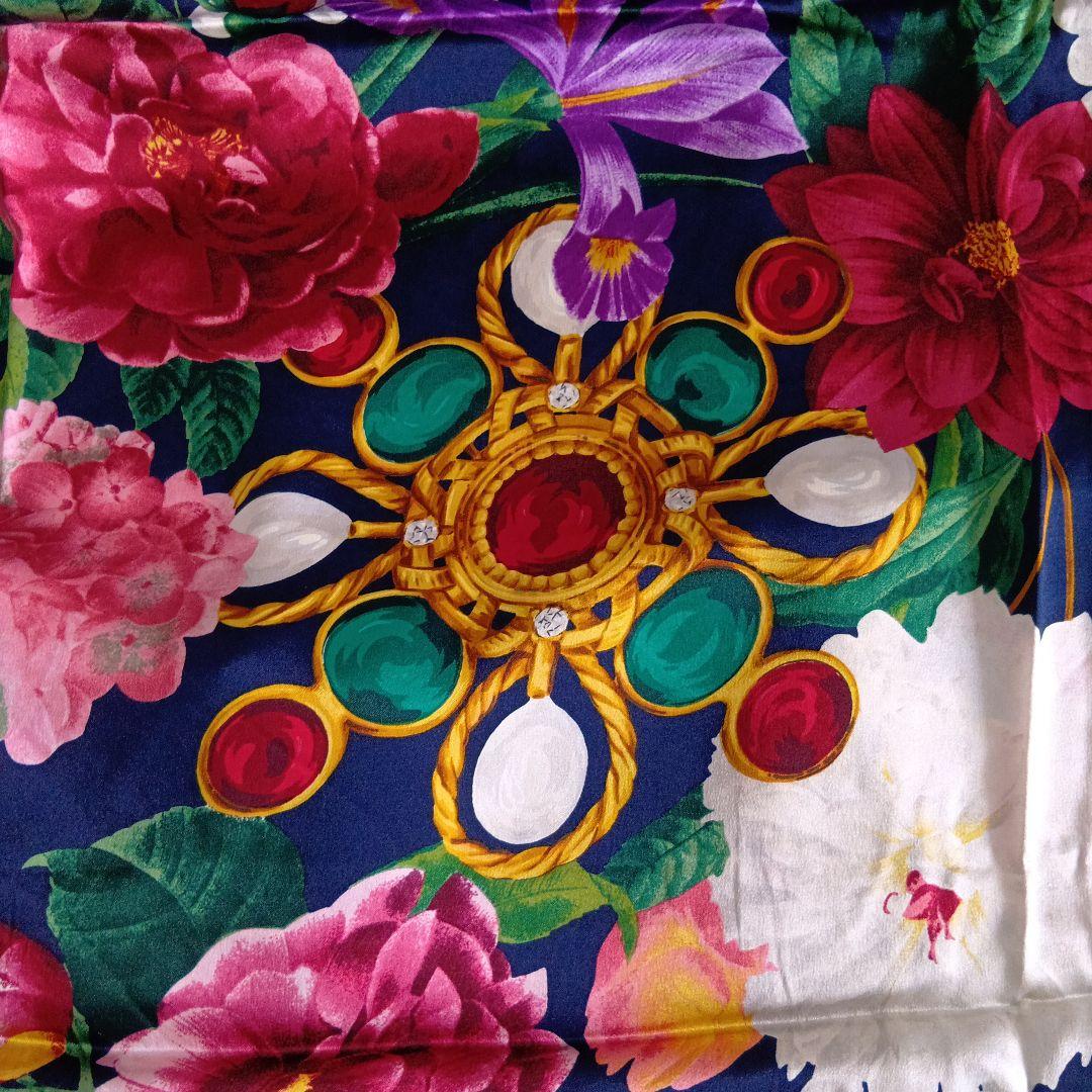 CHANEL　シャネル　スカーフ　85x87　カメリア　パール　ネイビー