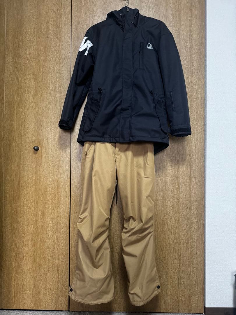 セール中】【newroll】スノボーウェア 上下セット Sサイズの通販はau