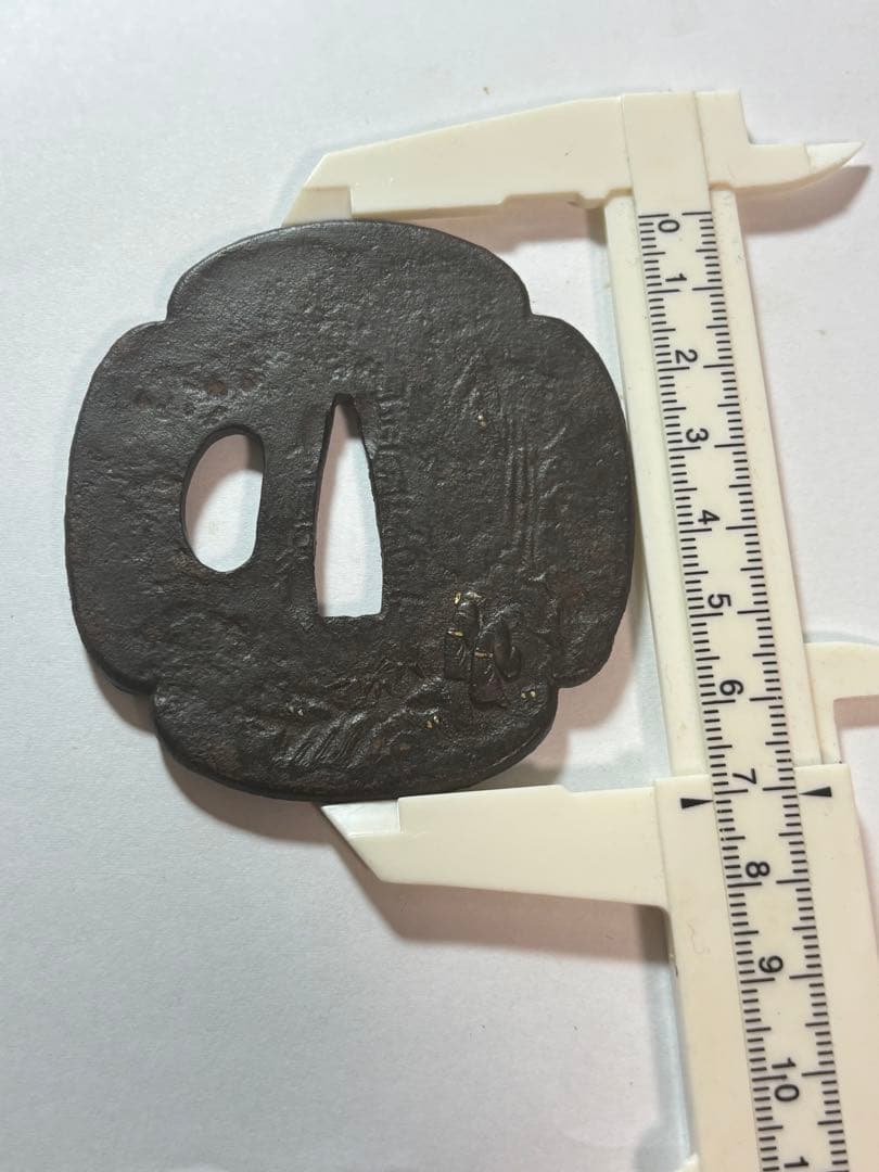 鐔鍔つば 山城国伏見住金家 在銘 唐人物 風景図 鉄地