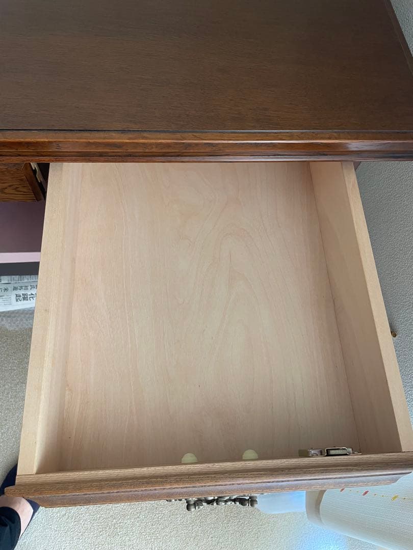 アンティークな勉強机になります。 値段交渉可能です。