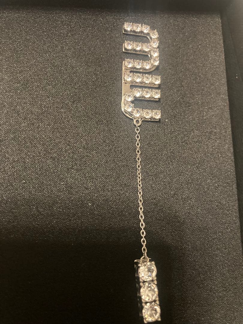 美品！miu miuクリスタルチャーム付きピアスロングピアス新作