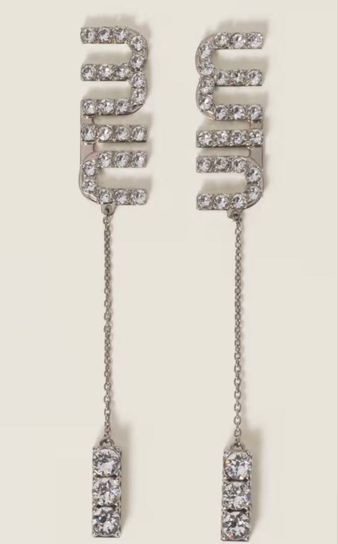 美品！miu miuクリスタルチャーム付きピアスロングピアス新作