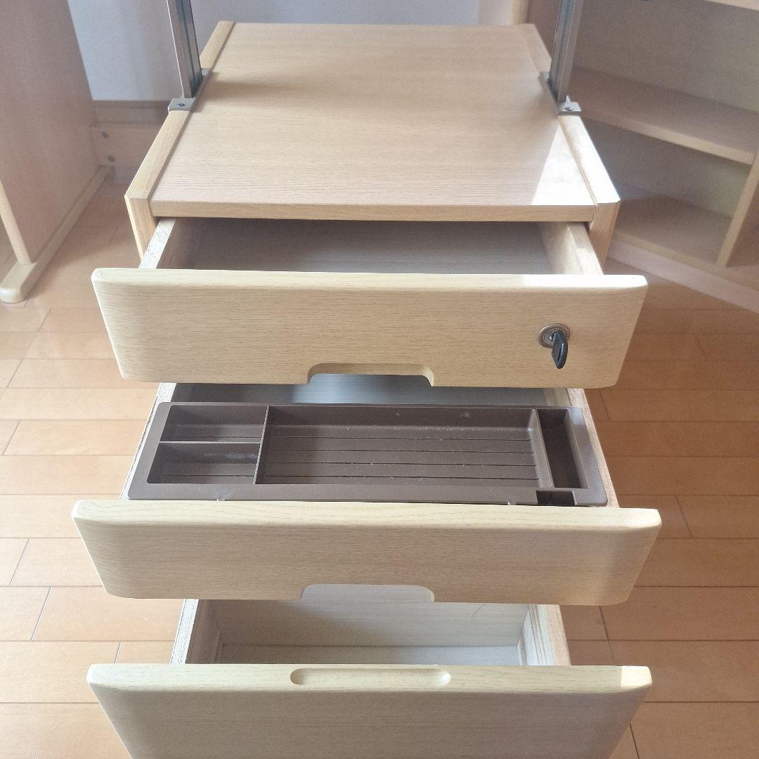 ナチュラルデザインの学習机 　　　　椅子なし