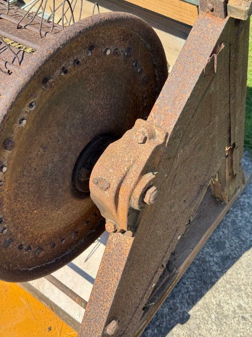 足踏み式　脱穀機　送料込みです