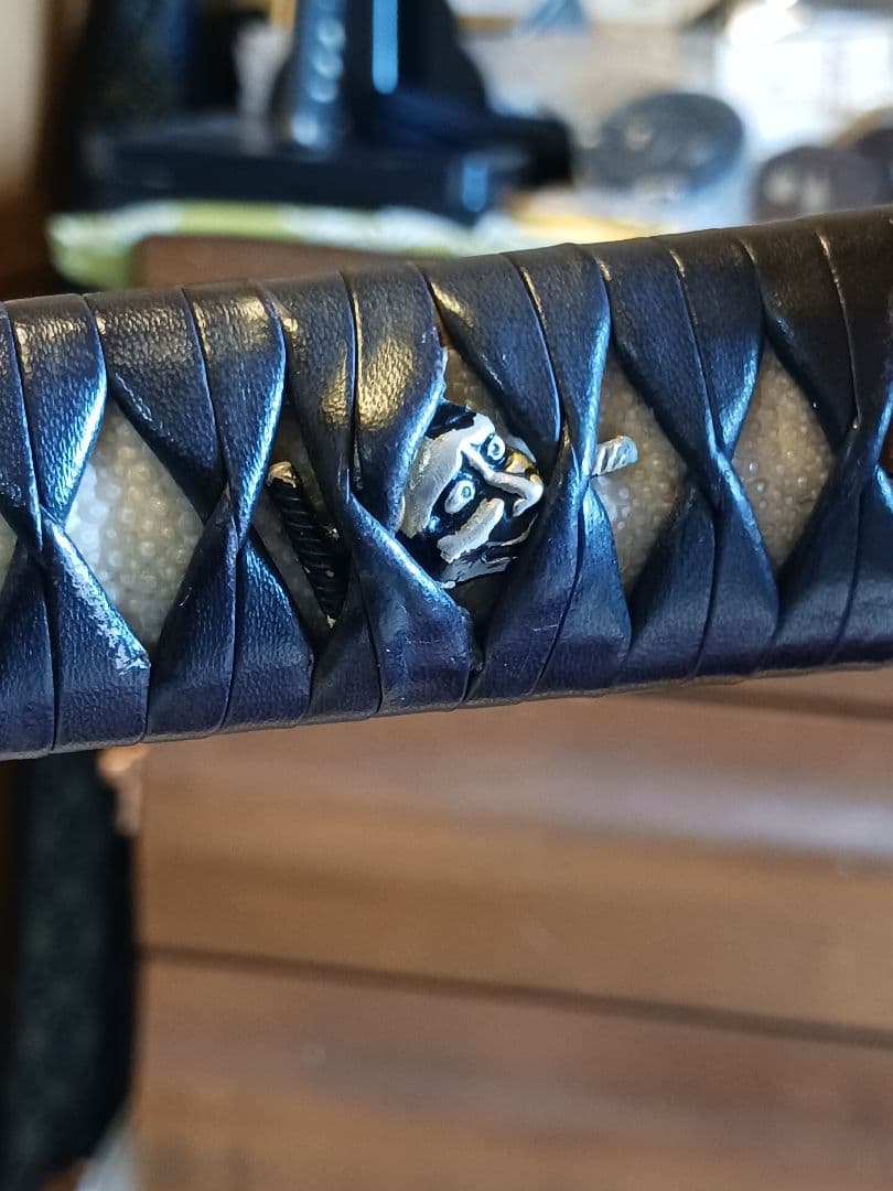 れお、模造刀真剣拵え 鞘.黒呂離れ千段、本朴木鮫牛革巻き、鉄鍔.鉄縁頭