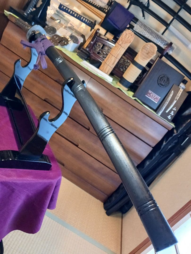 れお、模造刀真剣拵え 鞘.黒呂離れ千段、本朴木鮫牛革巻き、鉄鍔.鉄縁頭