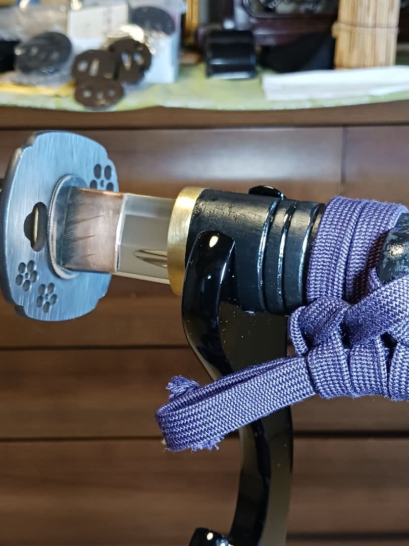 れお、模造刀真剣拵え 鞘.黒呂離れ千段、本朴木鮫牛革巻き、鉄鍔.鉄縁頭