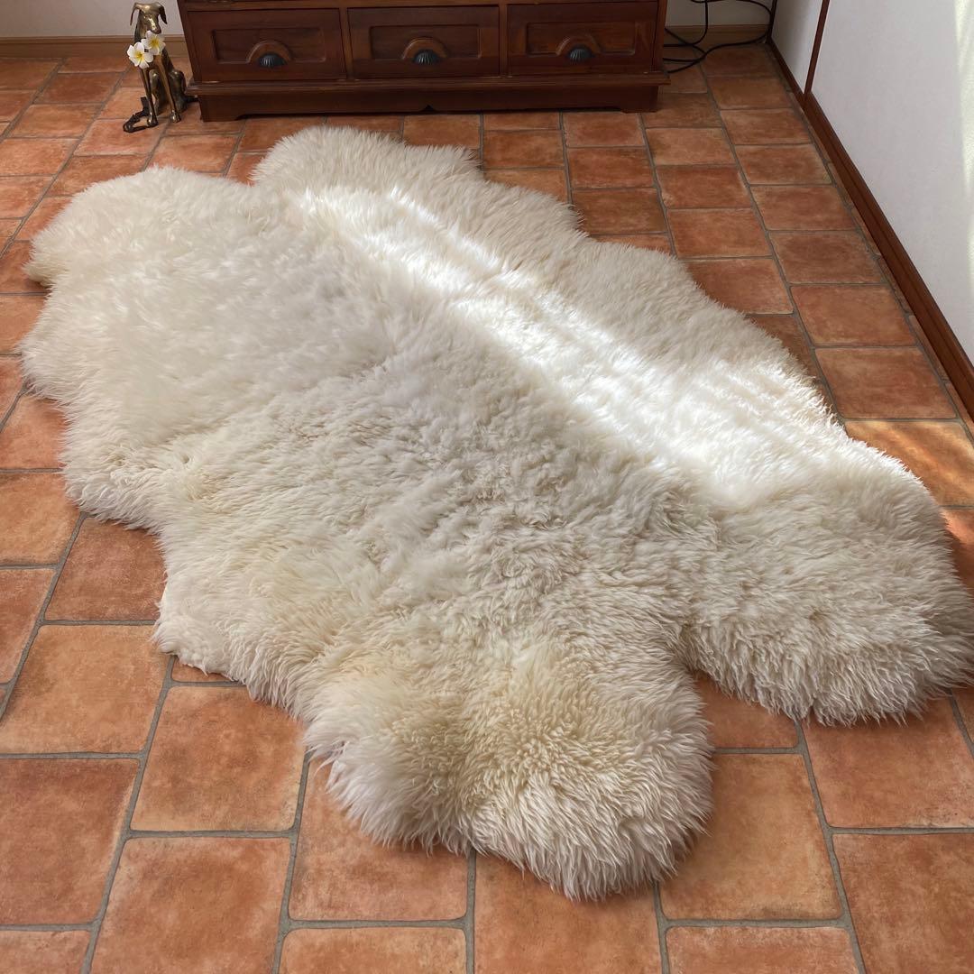 コストコ、ムートンラグ、4匹、ウール、お手入れブラシ付き - メルカリ