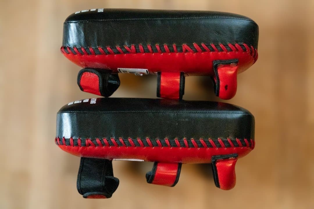 ムエタイ・キックミット 赤/黒 革製