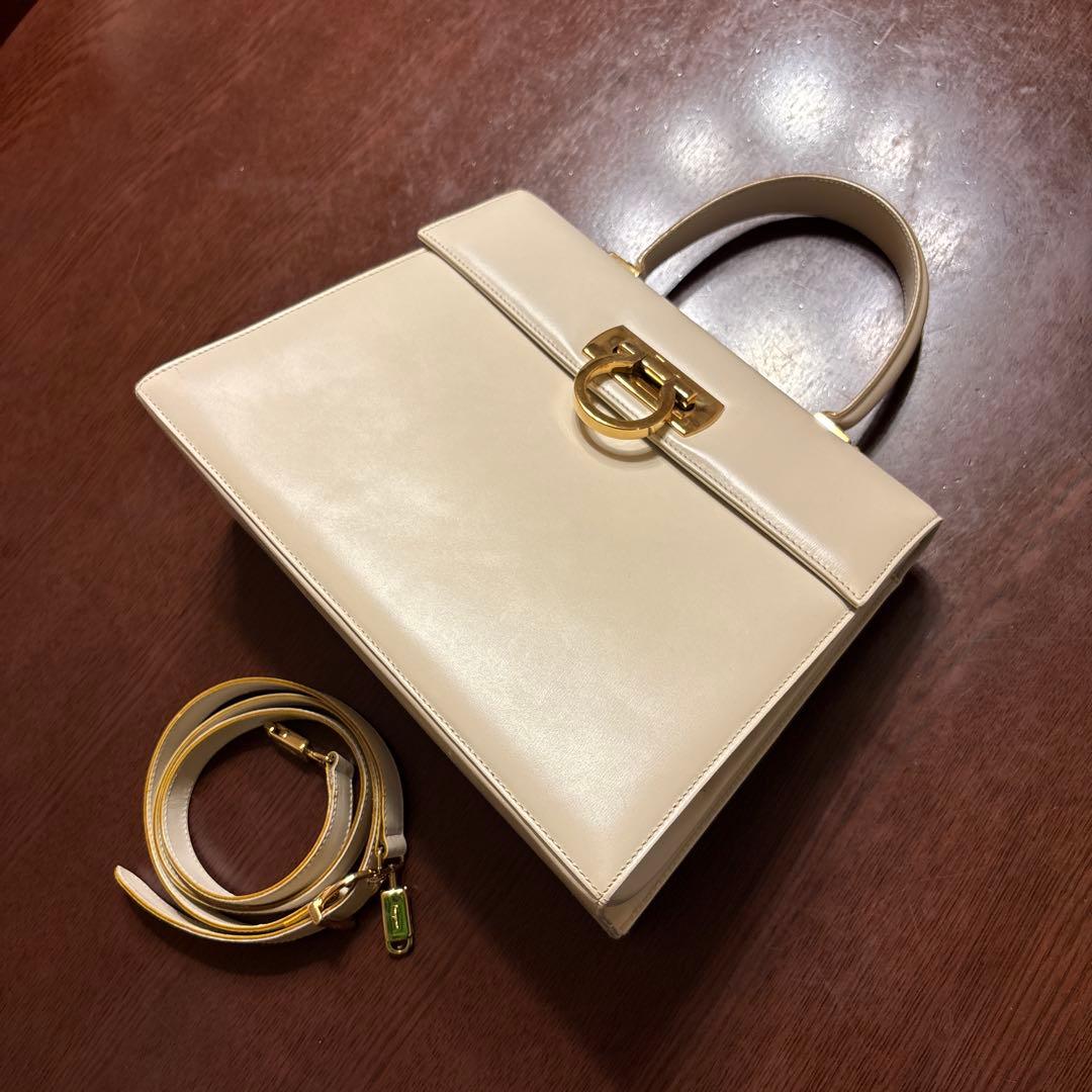 フェラガモ ガンチーニ トップハンドル 白 ショルダー付属 - メルカリ