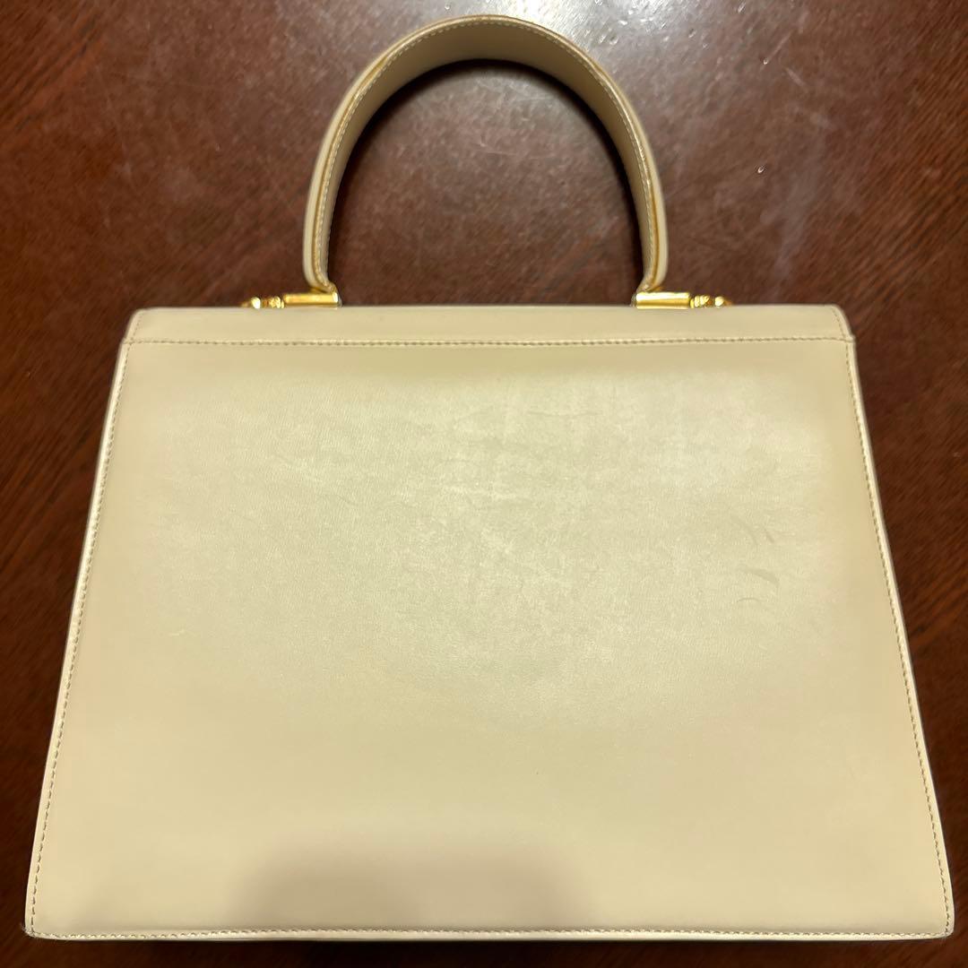 フェラガモ ガンチーニ トップハンドル 白 ショルダー付属 - メルカリ