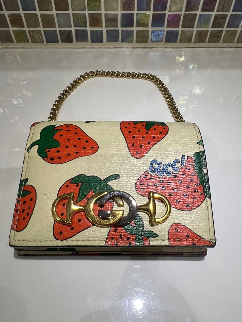 GUCCI グッチ　いちご柄 二つ折り財布　チェーン付き