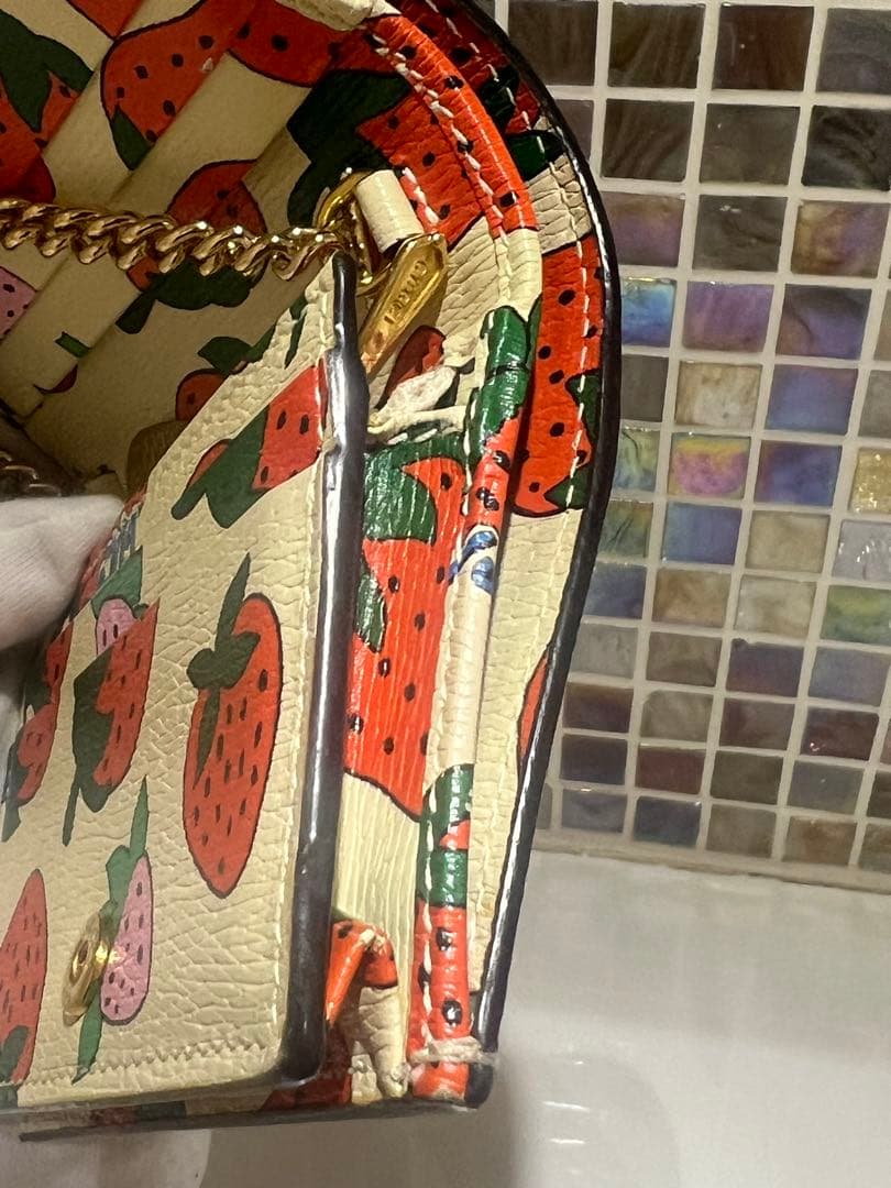 GUCCI グッチ　いちご柄 二つ折り財布　チェーン付き