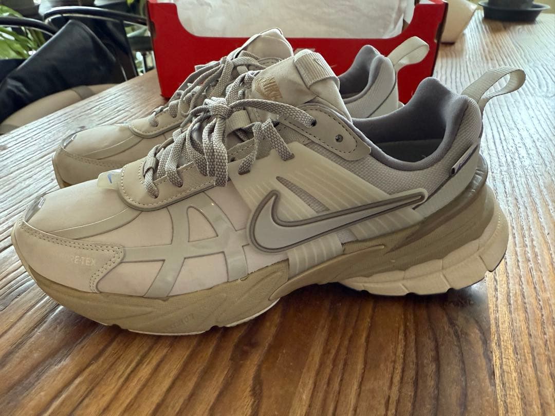 靴 W NIKE V2K RUN GTX 23.5cm