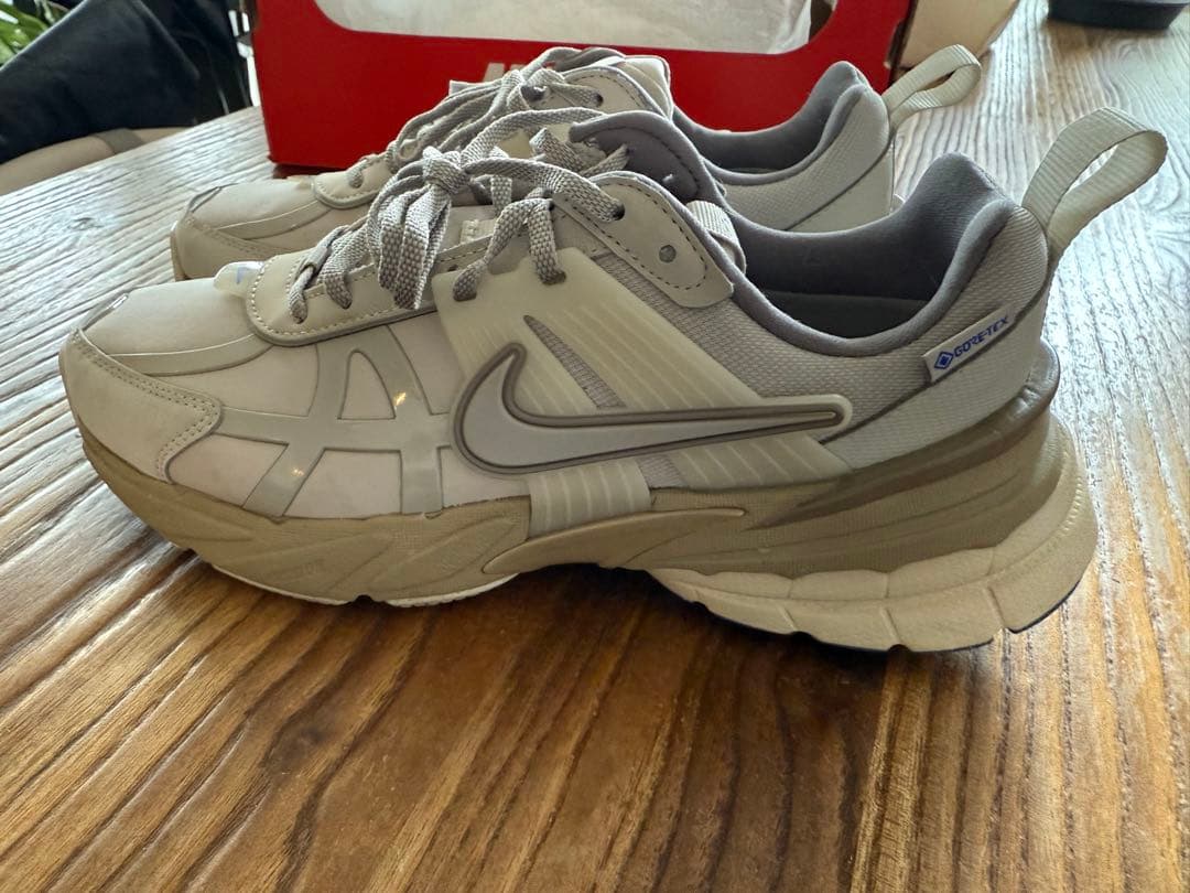 靴 W NIKE V2K RUN GTX 23.5cm