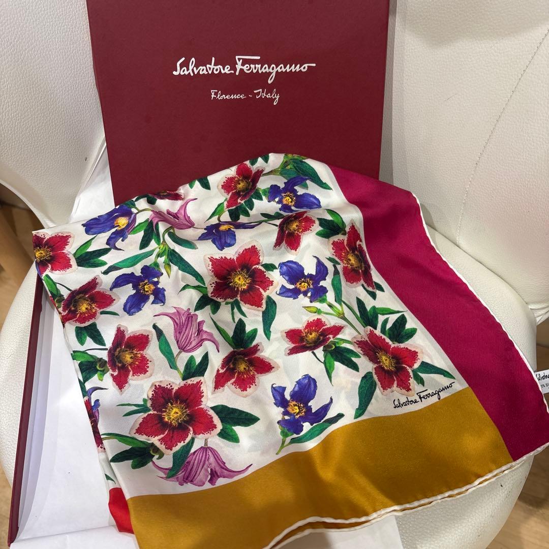 フェラガモ シルク スカーフ 春 花柄 ※箱無しのお値段 - メルカリ