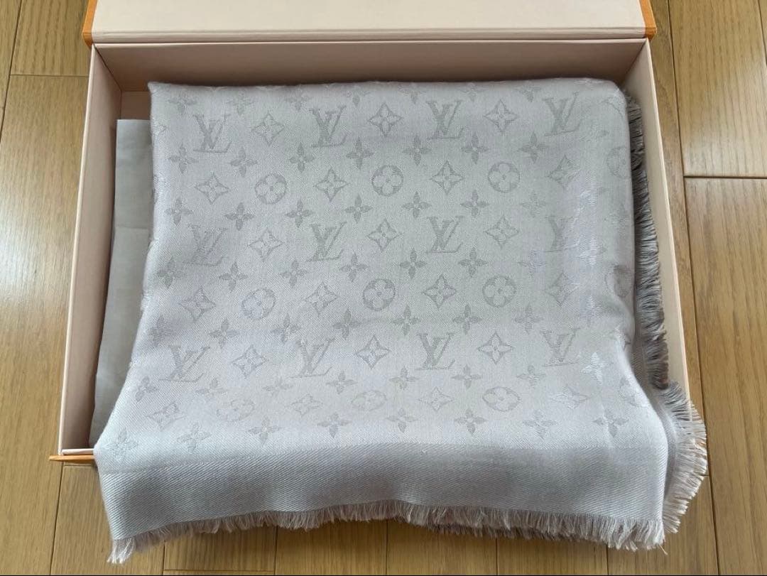 【美品】ルイヴィトン　モノグラム大判ストール　140✖️140 グレージュ