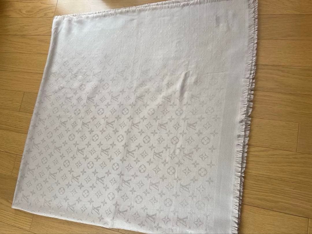 【美品】ルイヴィトン　モノグラム大判ストール　140✖️140 グレージュ