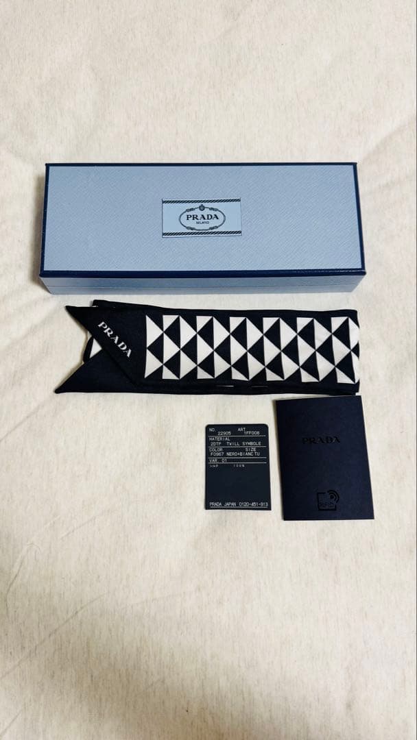 PRADA 三角形パターン スカーフ