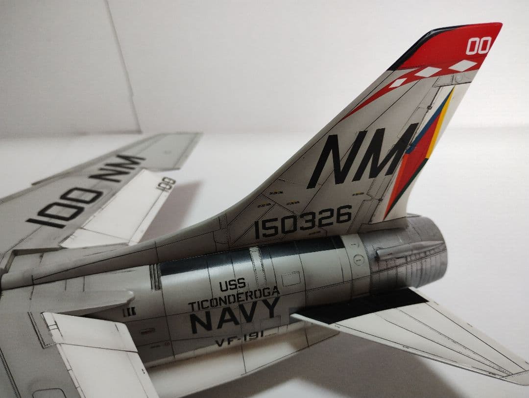 プラモデル完成機　1/48　F-8Eクルーセイダー