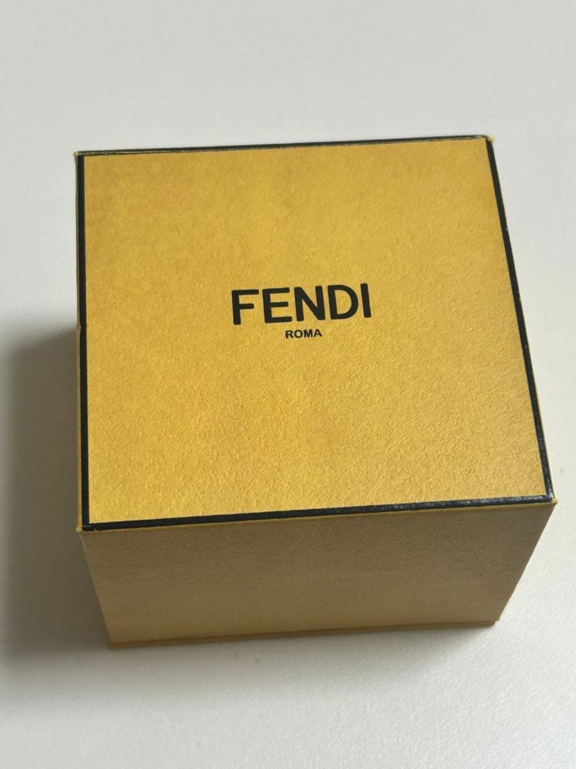 まるまめ様専　FENDI ゴールド ロゴ ピアス(片耳用)