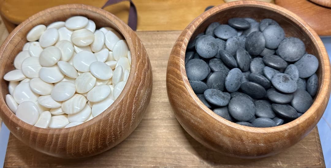 囲碁 日向・白蛤い石 那智黒石・特大碁笥・木製箱入り