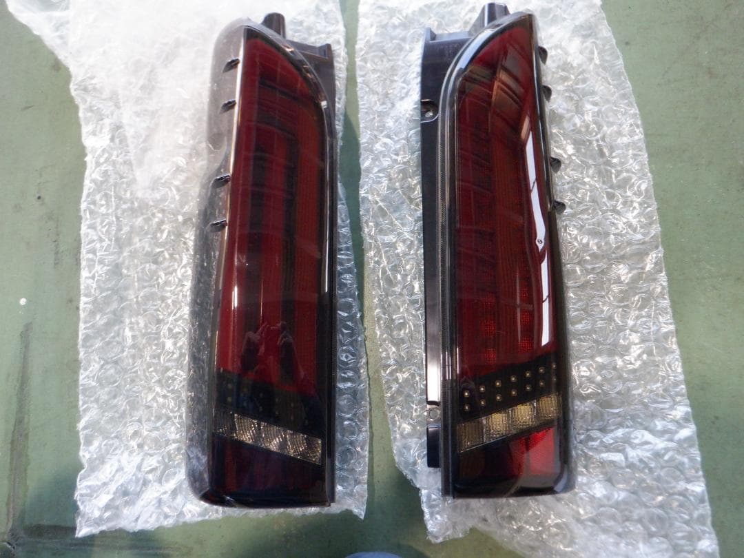 ハイエース　ヴァレンティ　テールランプ 　一部不灯